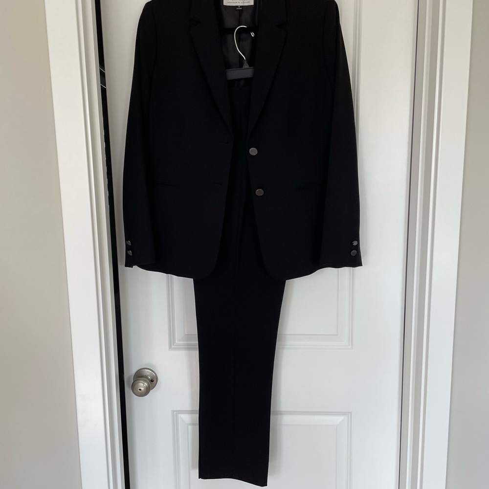 Blazer 12, pants  10
Waist  - 34”
Inseam - 28”
Sleeve  -23.5”
Pit to pit-21”